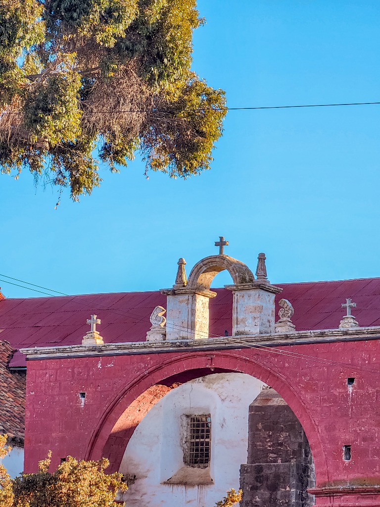 Herencia de Sillar Rojo & Cruz Colonial